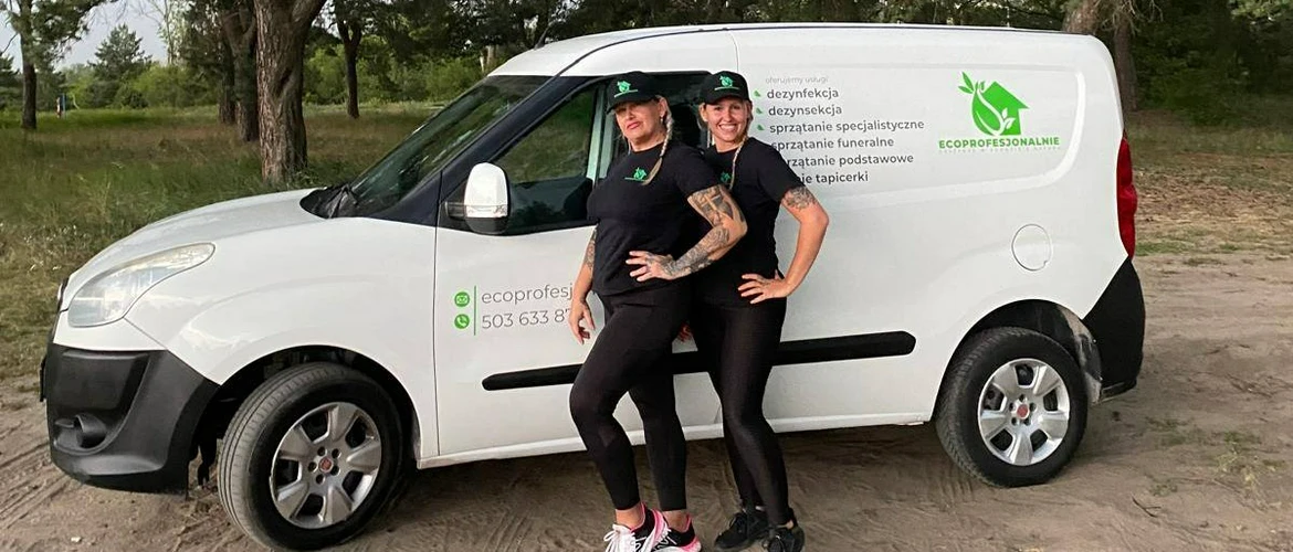 kobiety stoją&nbsp;obok samochodu